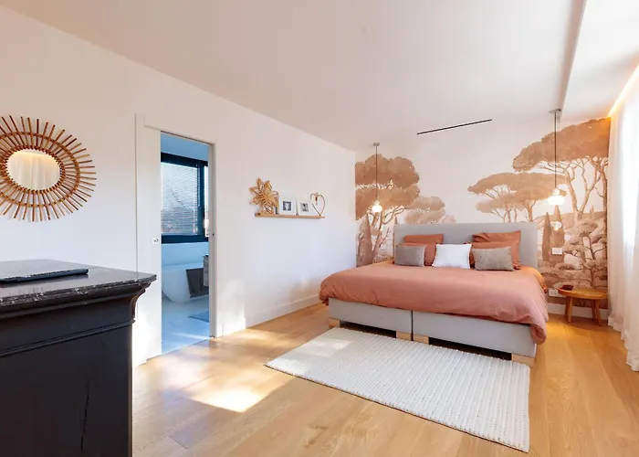 By Halldis Βίλα *