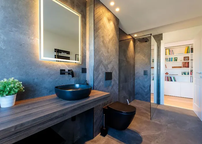 By Halldis Villa Cannes