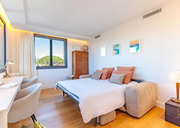 By Halldis Βίλα Κάννες