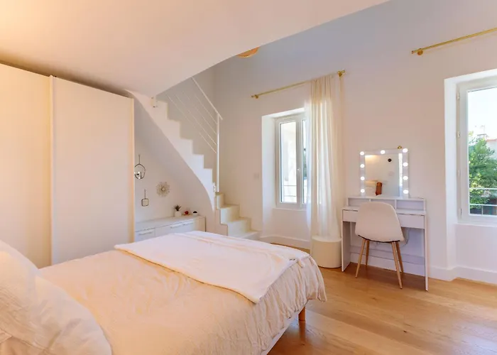 By Halldis Βίλα *