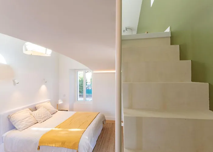 By Halldis Βίλα *