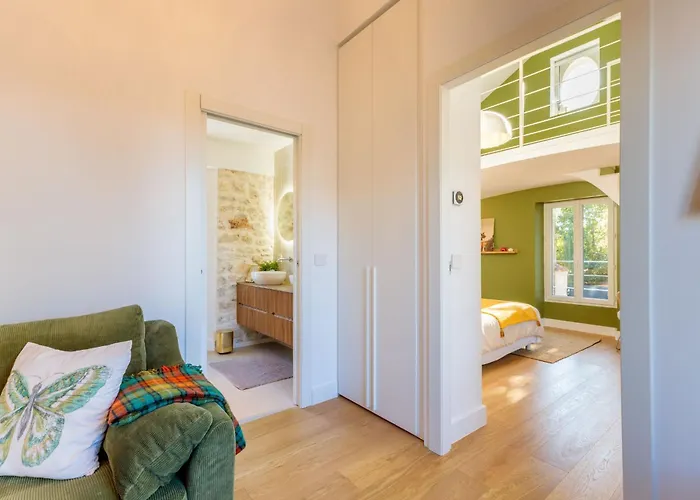 By Halldis וילה *